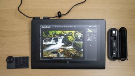 XPPen Artist Ultra 16, styluses and shortcut remote