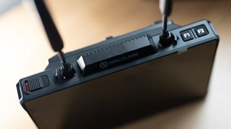 Hollyland Pyro 7 field monitor